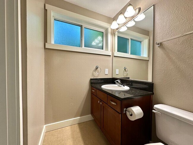 Building Photo - 2Bd/2Ba Bellevue Condo