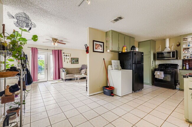Building Photo - 1423 Westmoor Dr