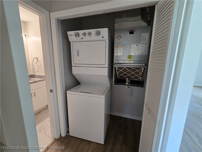 Building Photo - 6955 Dickinson Dr