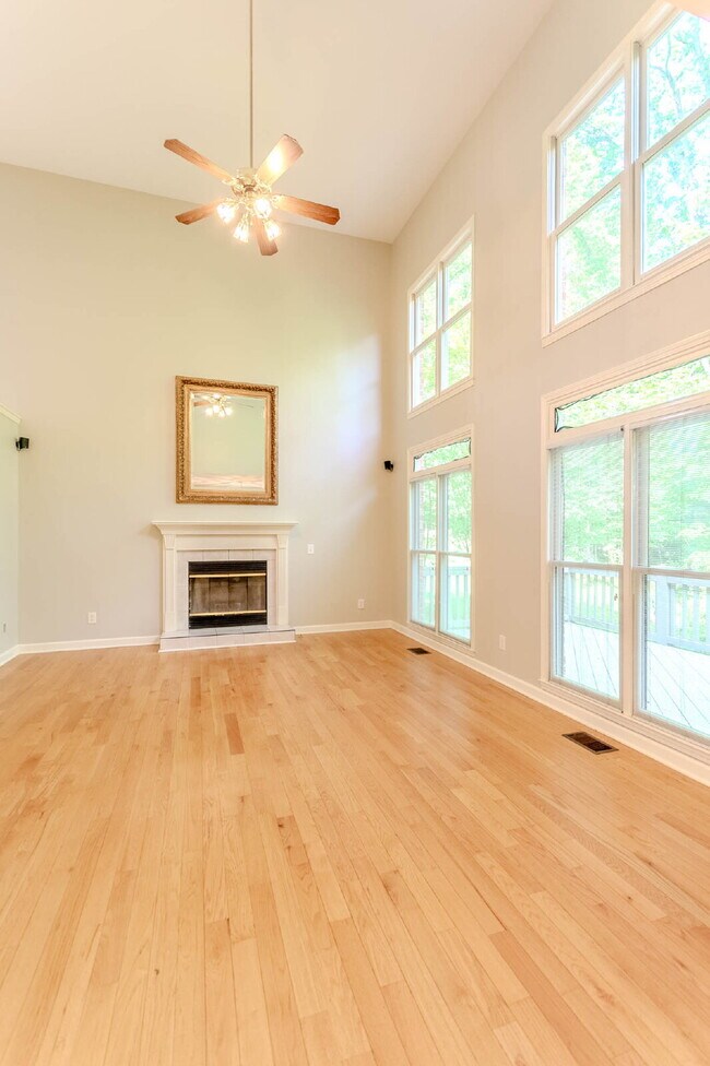 Building Photo - 5 Bedroom Home in Hermitage! Backs Up To T...