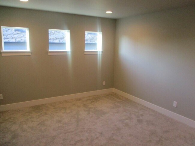 Building Photo - 4 Bedroom 2.5 Bathroom Harbor Hills Home