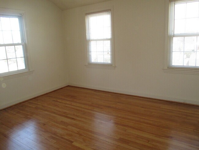 Building Photo - Semi-Deteched Near Hunington Metro!!