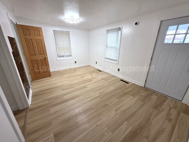 Building Photo - 822 W Main St