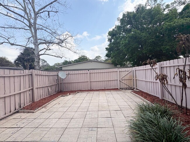 Building Photo - 3B/2.5B Townhome Unit ~ Beacon Hill Community ~ Carpet Free