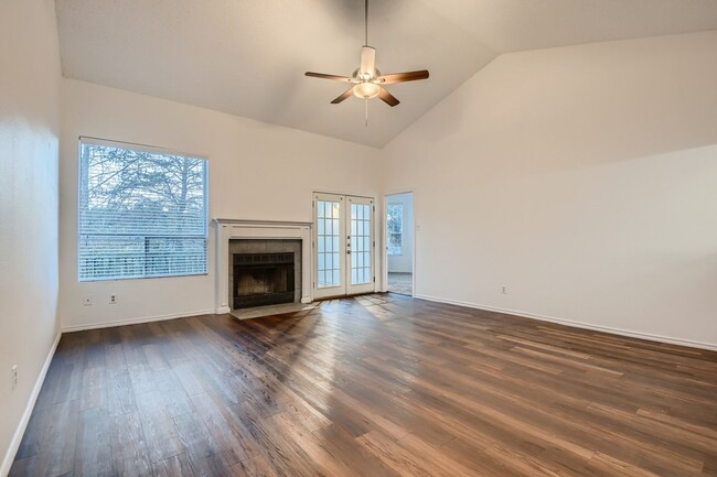Building Photo - Beautiful 3/2 on Greenbelt (Inquire for Av...