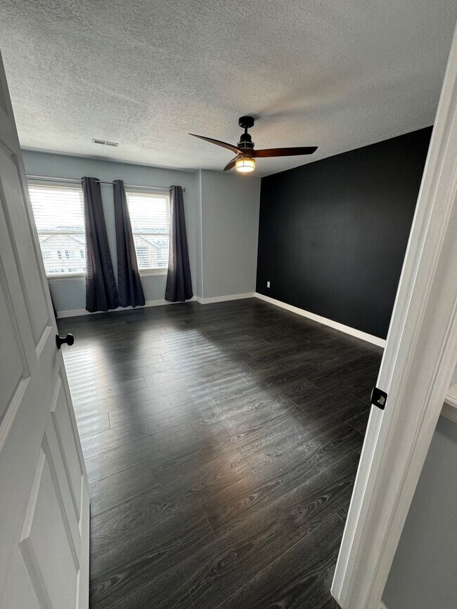 Building Photo - Townhouse with Spacious layout and convien...