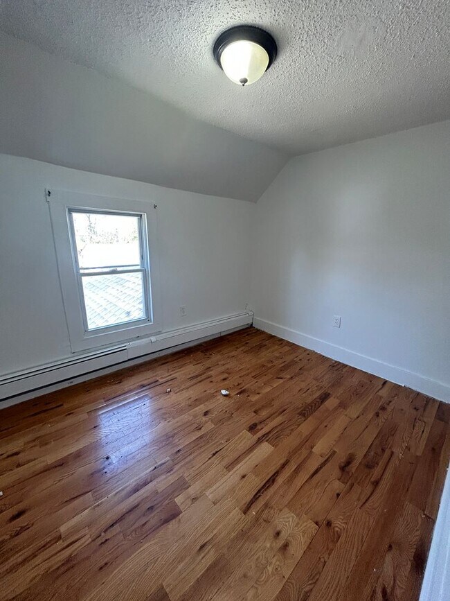 Building Photo - Lovely 4 Bedroom Single Family House in Neptune!