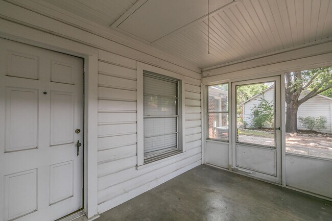 Building Photo - Charming 3 Bed, 1 Bath Cottage Near Oakhur...