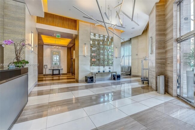 Building Photo - 999 SW 1st Ave