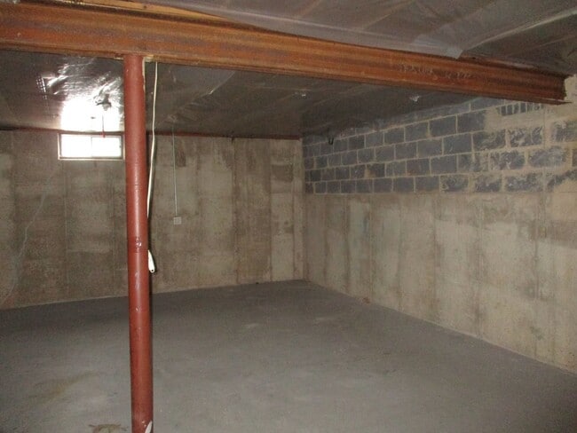 Building Photo - 3 Bedroom Townhouse to call home!