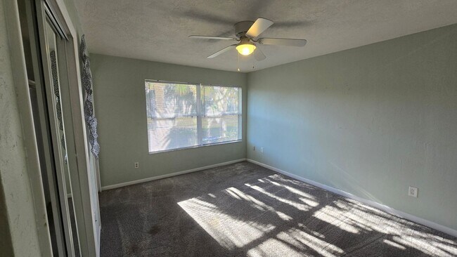 Building Photo - 3 bedroom 2 bath 2nd floor condo