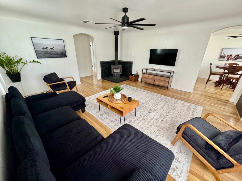 Building Photo - 715 Loma St