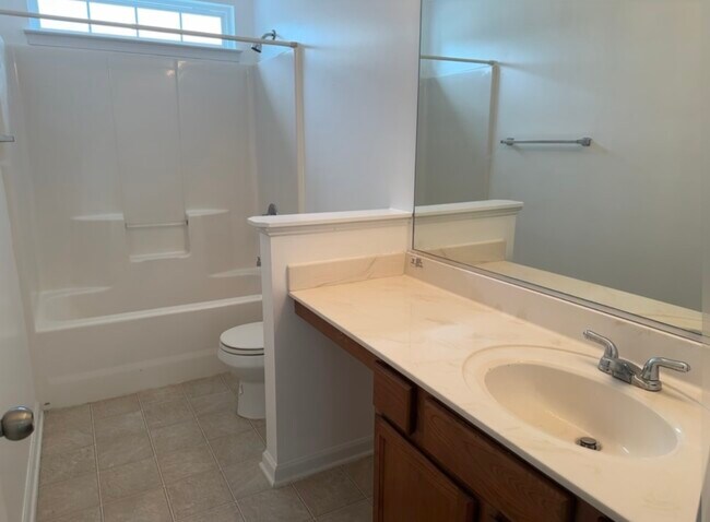 Building Photo - 1519 Hamilton Hills Dr