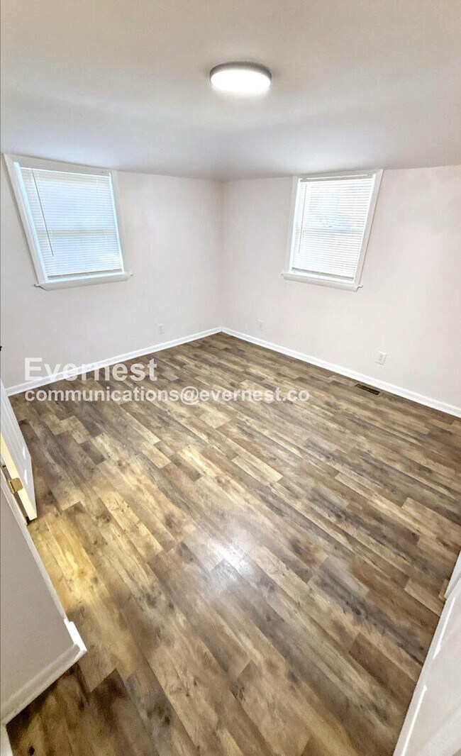 Building Photo - Cozy Charm with Modern Comforts / 3 Bed & 1 Bath / Section 8 Accepted / Available Now!