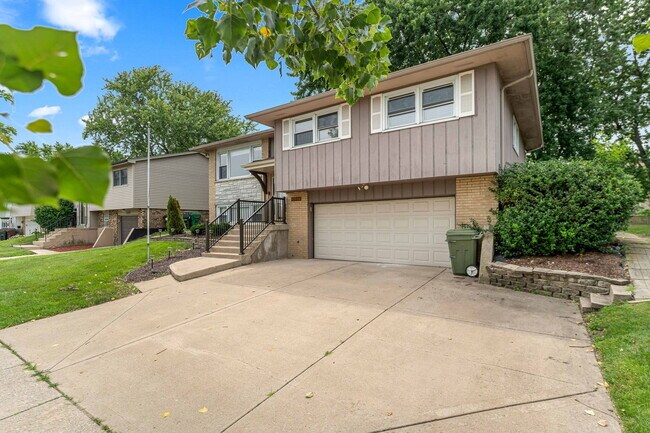 Building Photo - 15954 Ozark Ave