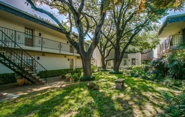 Building Photo - 902 S Weatherred Dr