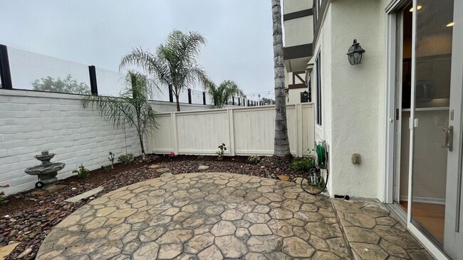 Building Photo - Impressive 2 Story, 2 Bedroom 2.5 Bath tow...