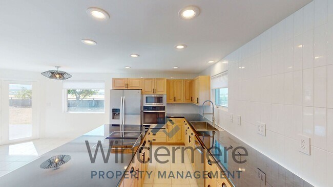 Building Photo - 2348 Frazier Dr