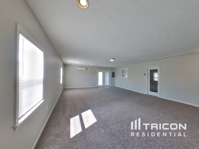Building Photo - 1401 Thomas Dr