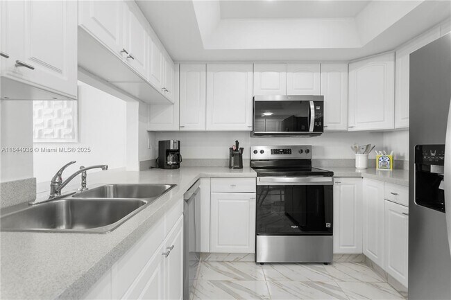Building Photo - 520 Brickell Key Dr