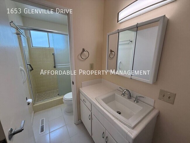 Building Photo - 1653 Glenville Dr