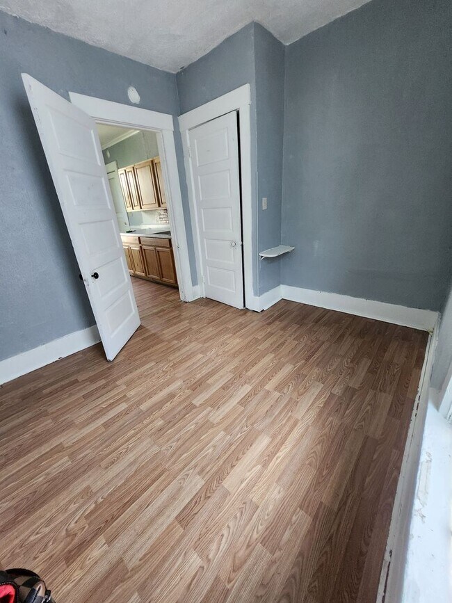Building Photo - Upper 4 bedroom unit