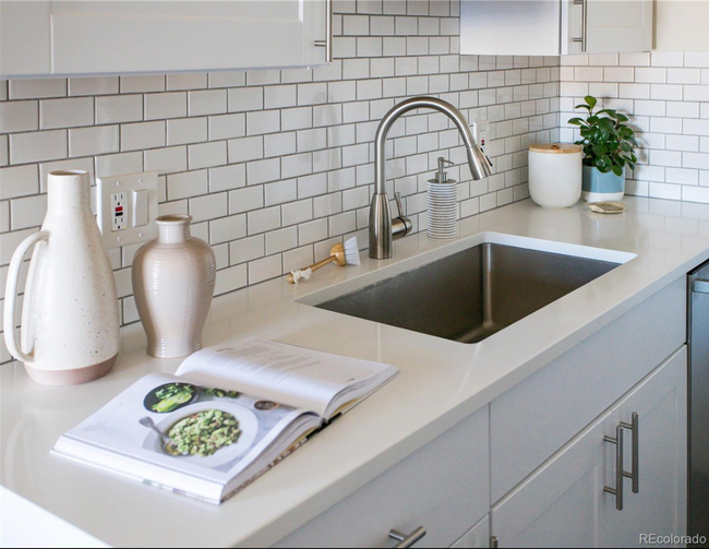 Building Photo - Updated 2 Bed 2 Bath in Denver's Mayfair N...