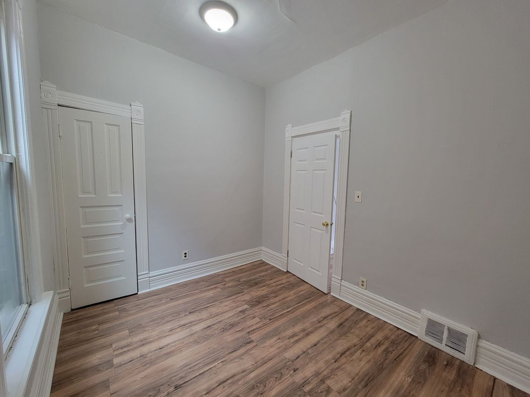 Building Photo - 1302 E 72nd St