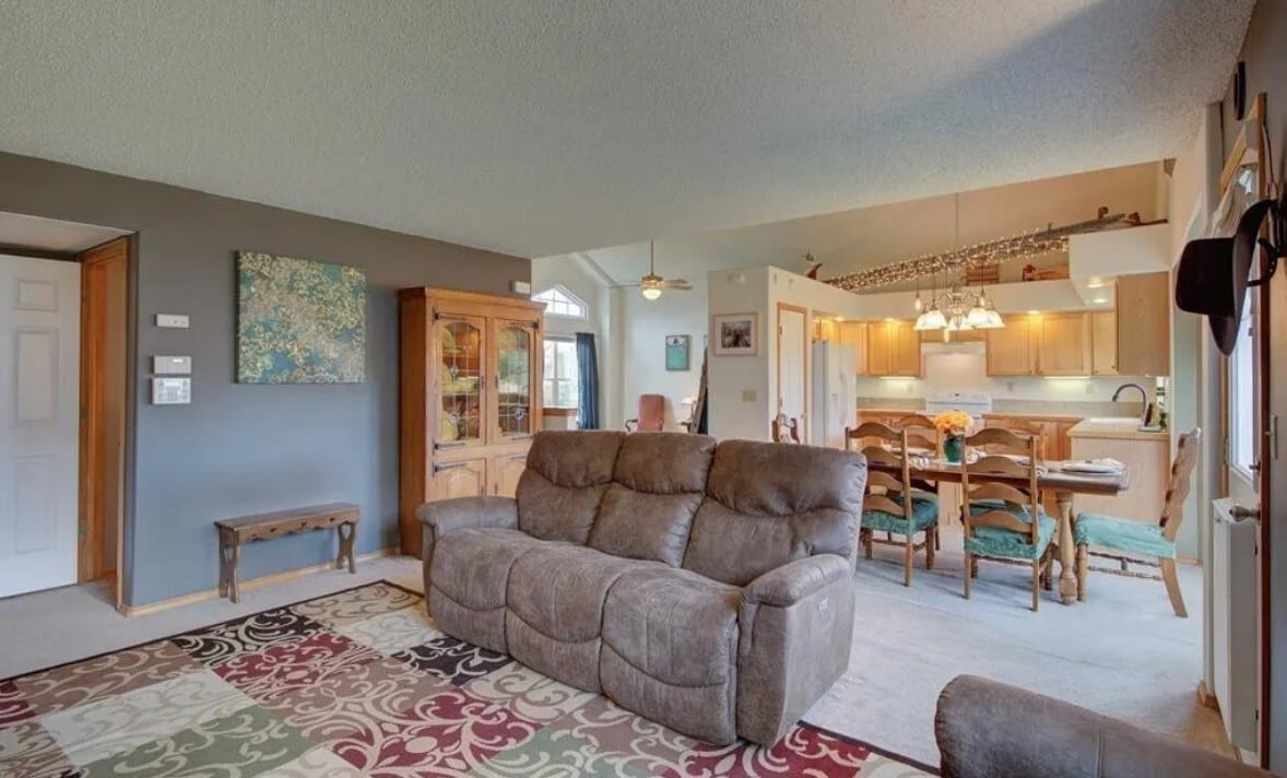 Building Photo - 6151 Oakwood Blvd