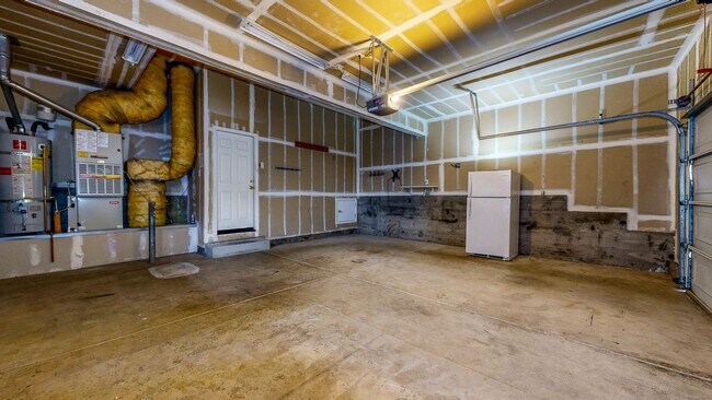 Building Photo - Desirable Skyhawk 3 bedroom Tri-Level Single Family