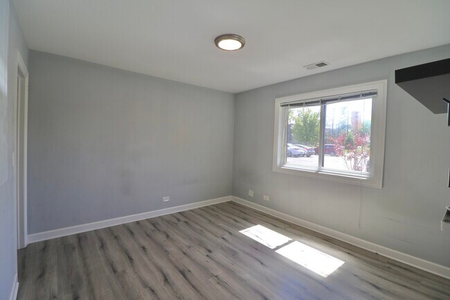 Building Photo - 12 Oak Creek Dr