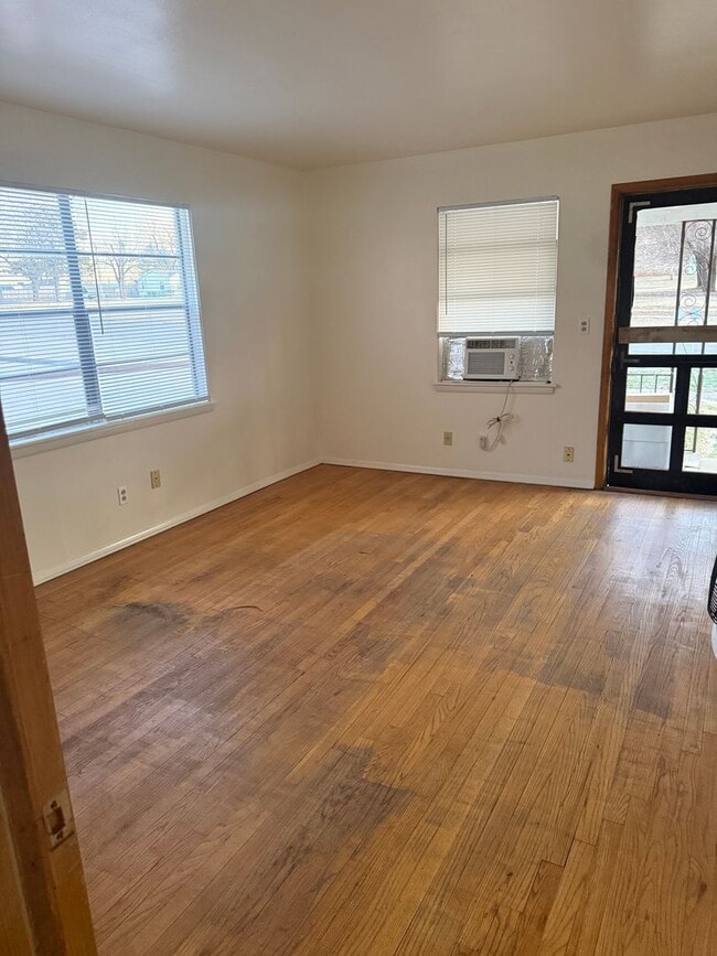 Building Photo - For Lease: Charming 1-Bedroom Duplex in the Heart of Yukon!