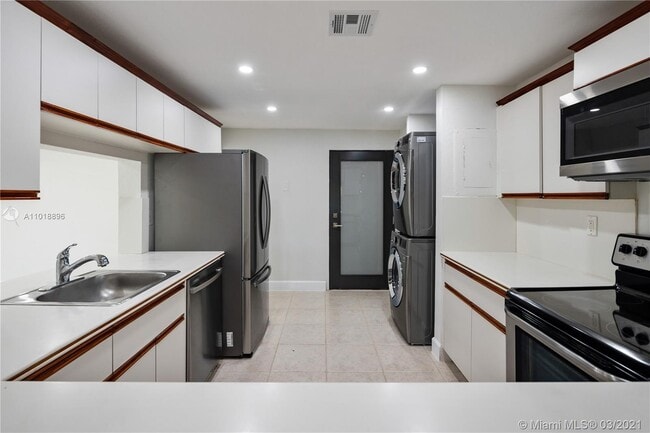 Building Photo - 6901 Edgewater Dr