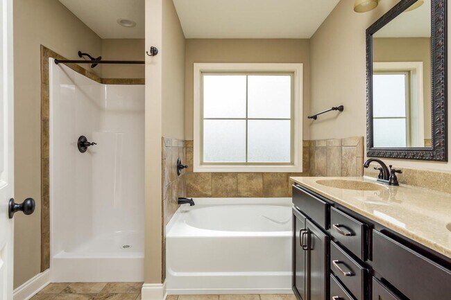 Building Photo - Pet Friendly Three Bedroom with Bonus!
