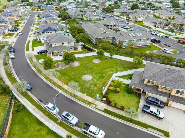 Building Photo - Welcome to this bright and inviting 3 bedroom