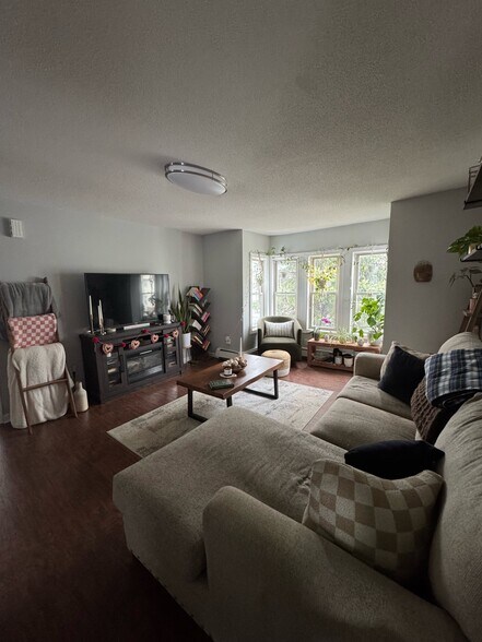 Living room - 121 Chestnut St