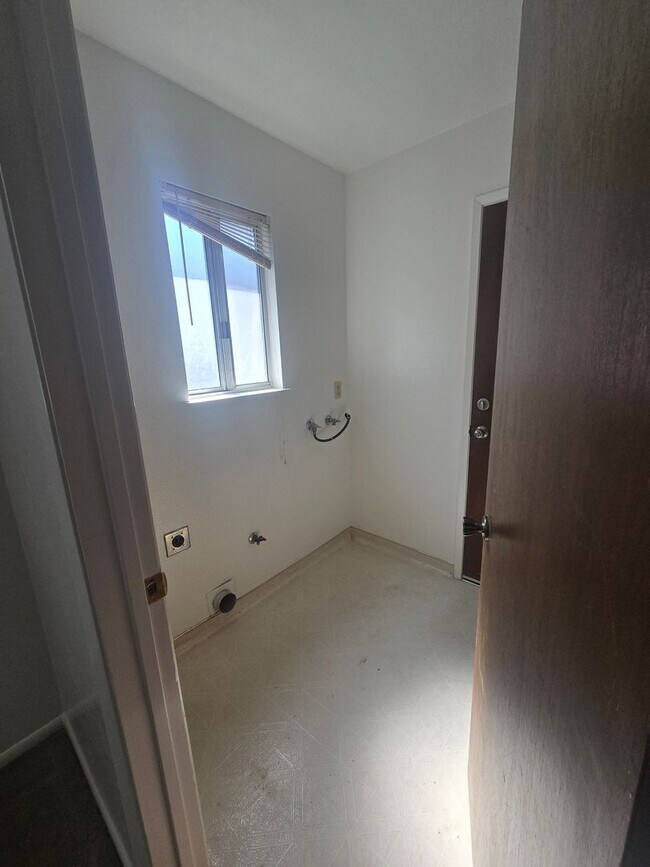 Building Photo - 3 BR 2 BA Available Now