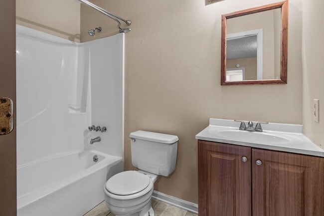 Building Photo - 2 Bedroom, 2 Bathroom Home