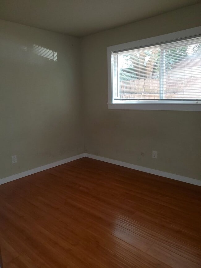 Building Photo - Charming 3 bed / 1 bath Apartment by Downtown