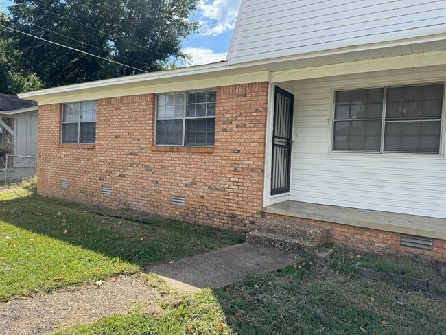 Building Photo - 619-621 Newcastle Drive