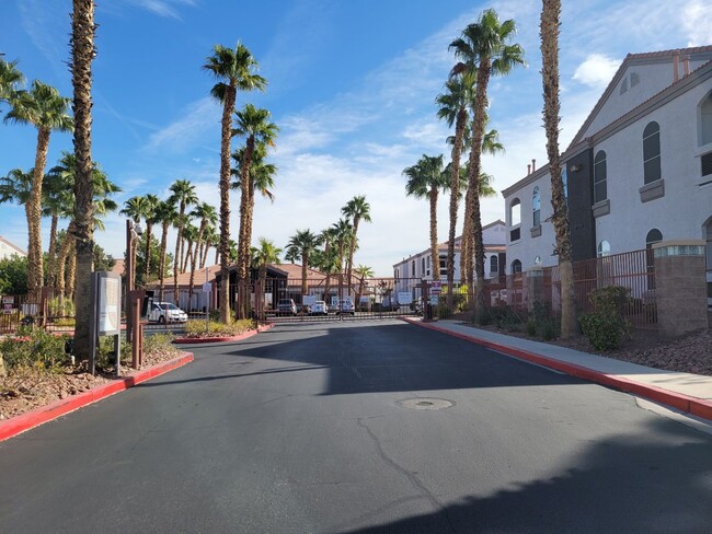 Building Photo - Gorgeous Henderson Condo with garage!