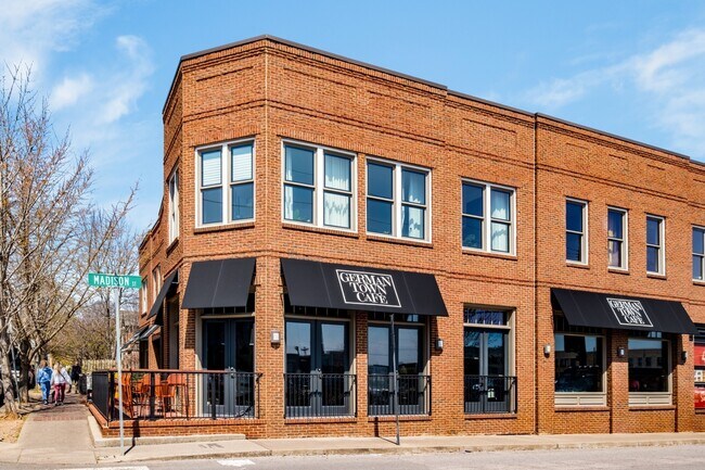 Building Photo - 614 Madison St