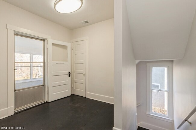 Building Photo - 329 W Maple Ave