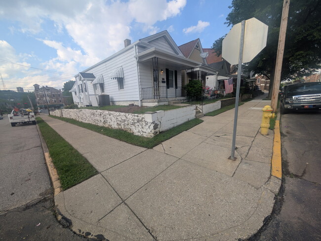 Building Photo - 336 Oak St