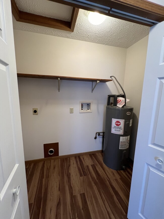 Building Photo - 910 N Meridian St Rd