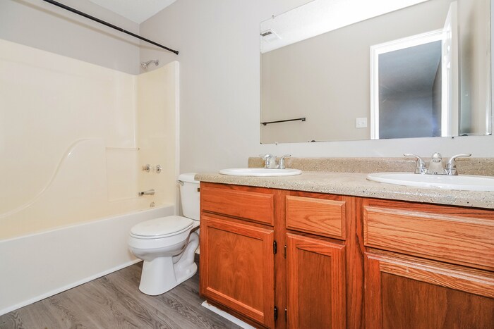 Building Photo - 12921 Robin Cir