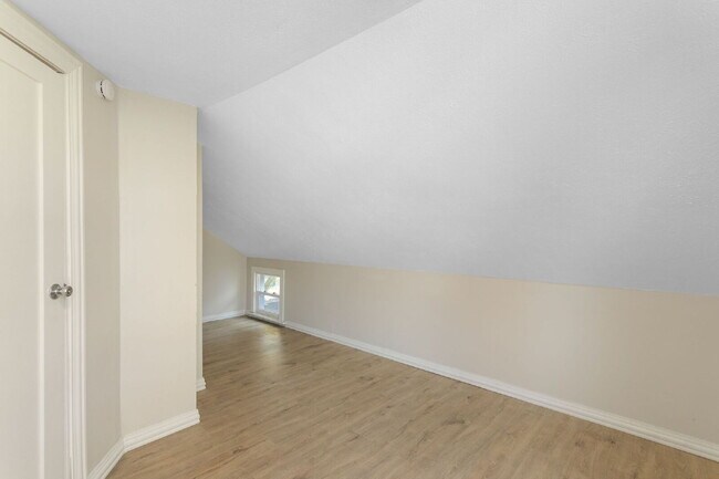 Building Photo - 232 E Grove St