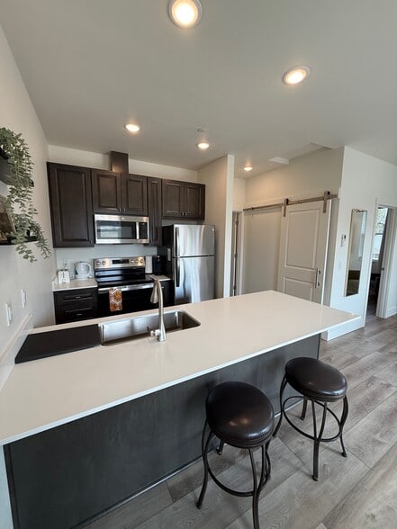 Building Photo - Jonmart Place