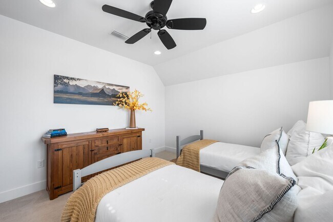 Building Photo - 245 Log Landing St