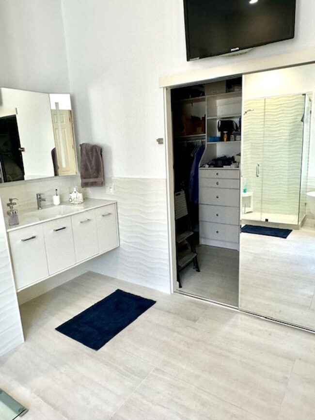 Building Photo - Springfield Home with a View - MUST BE 55 YEARS OF AGE